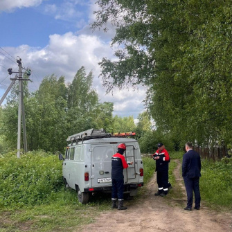 В ночь на 10 июня грозовой фронт виде сильного дождя, с градом и разрушительным ветром порывами свыше 20 м/с нарушил электроснабжение поселка Некрасовское Ярославской области. Ураган повалил множество деревьев и оборвал электрические провода, в поселке был введен режим повышенной готовности.
Специалисты АО «ЯрЭСК» незамедлительно приступили к ликвидации последствий стихии и работали в круглосуточном режиме, чтобы восстановить электроснабжение как можно скорее. В ликвидации последствий стихии были задействованы линейные бригады Некрасовского и Ярославского участков АО «ЯрЭСК» со спецтехникой.
В настоящее время все повреждения в основной сети устранены, электроснабжение большей части поселка Некрасовское восстановлено, во все социально значимые учреждения электроэнергия подана. Энергетики оперативно отрабатывают оставшиеся точечные заявки потребителей.
Телефоны бесплатной линии энергетиков:
8-800-220-02-20,
8-800-250-87-88.